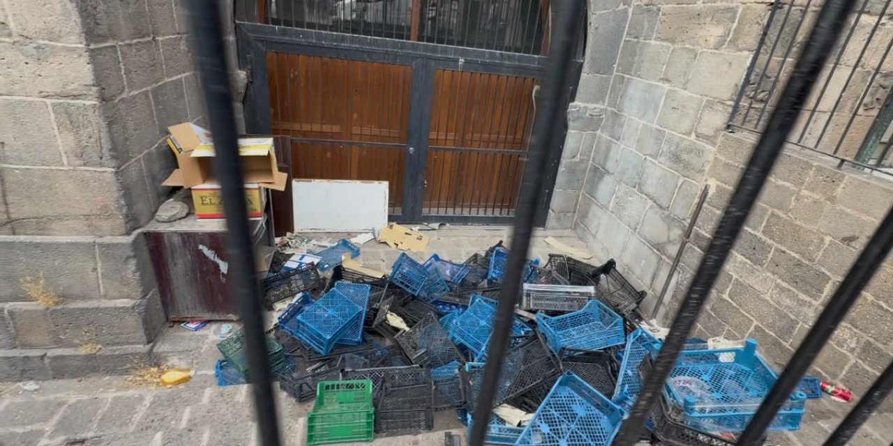 Diyarbakır’da tarihi surlara yakışmayan görüntüler