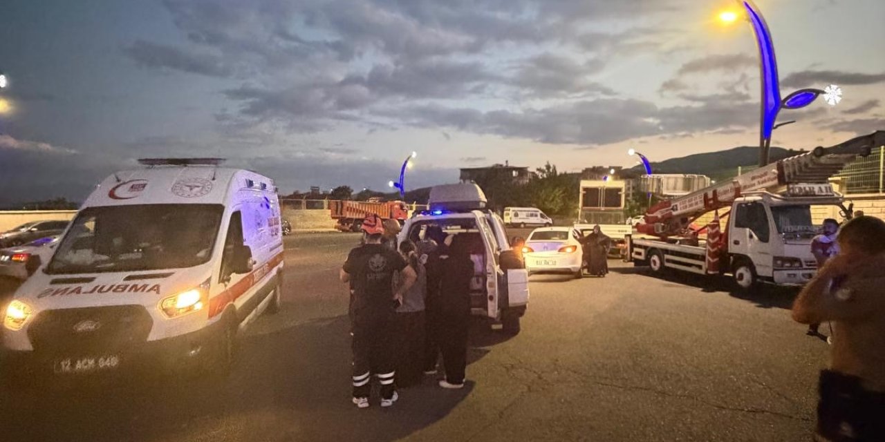 Bingöl’de iki otomobil çarpıştı