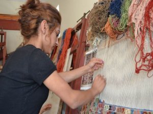 Annesinden kalan mirası ilmek ilmek dokuyor