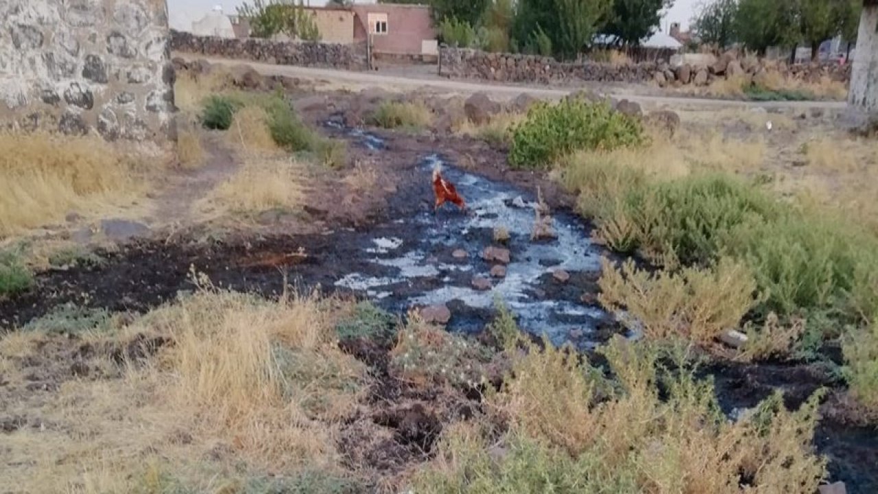 Ergani’de kanalizasyon mahallenin içine akıyor