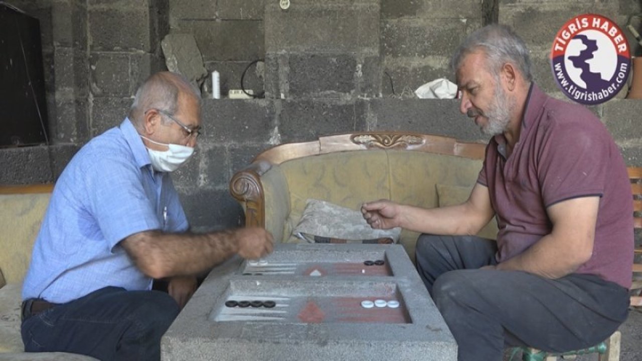 Diyarbakır’ın mucidi bazalt taşından tavla yaptı