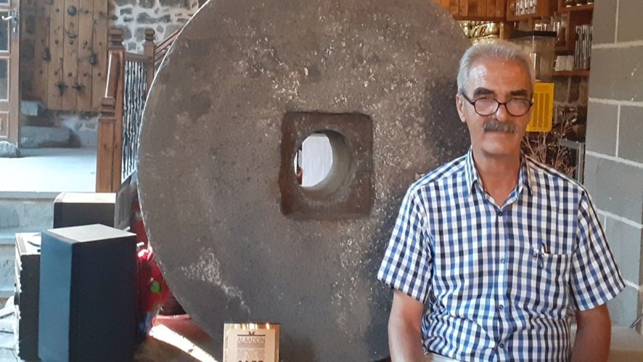Şiirde acının, çivide çekicin izi kalır