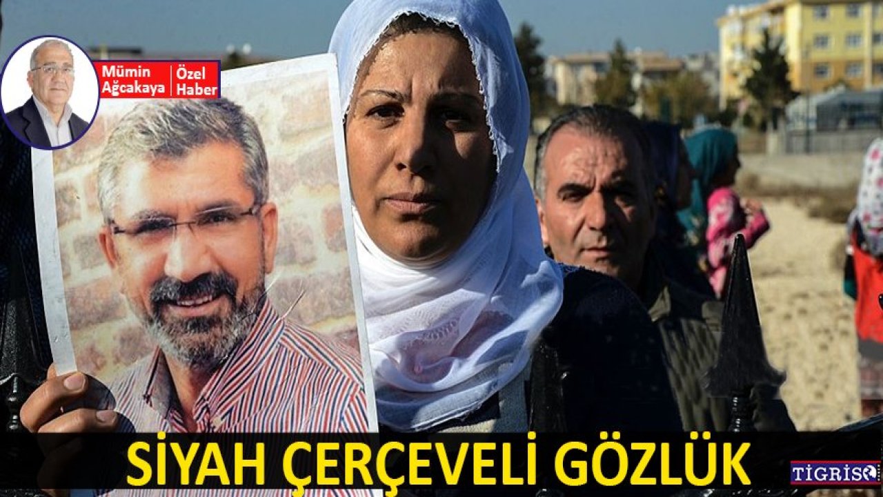 Siyah çerçeveli gözlük