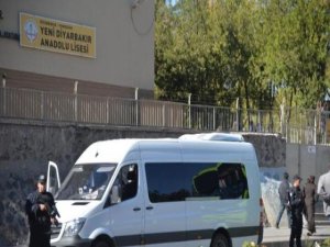 Diyarbakır'da iki lisede yök gösterisi; 14 gözaltı