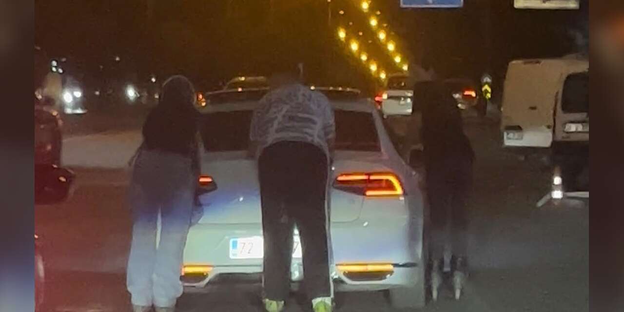 Otomobile tutunup trafikte paten yaptılar