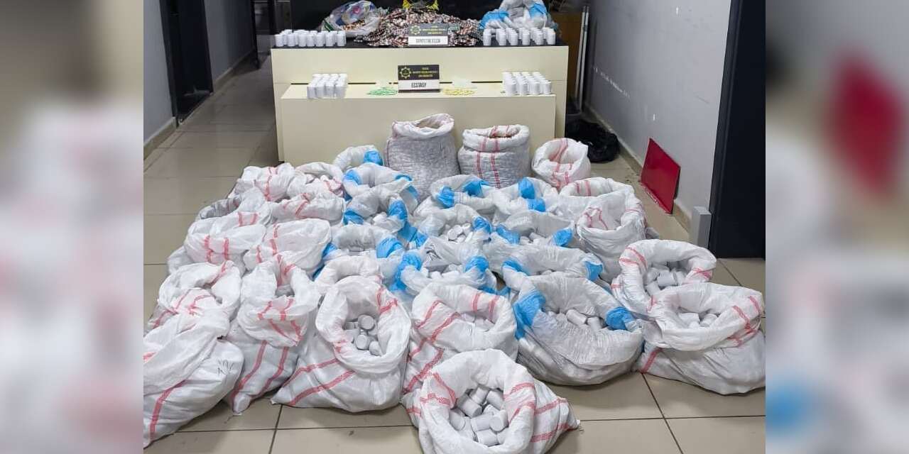 Hastane otoparkındaki araçtan 256 bin 900 sentetik ecza çıktı