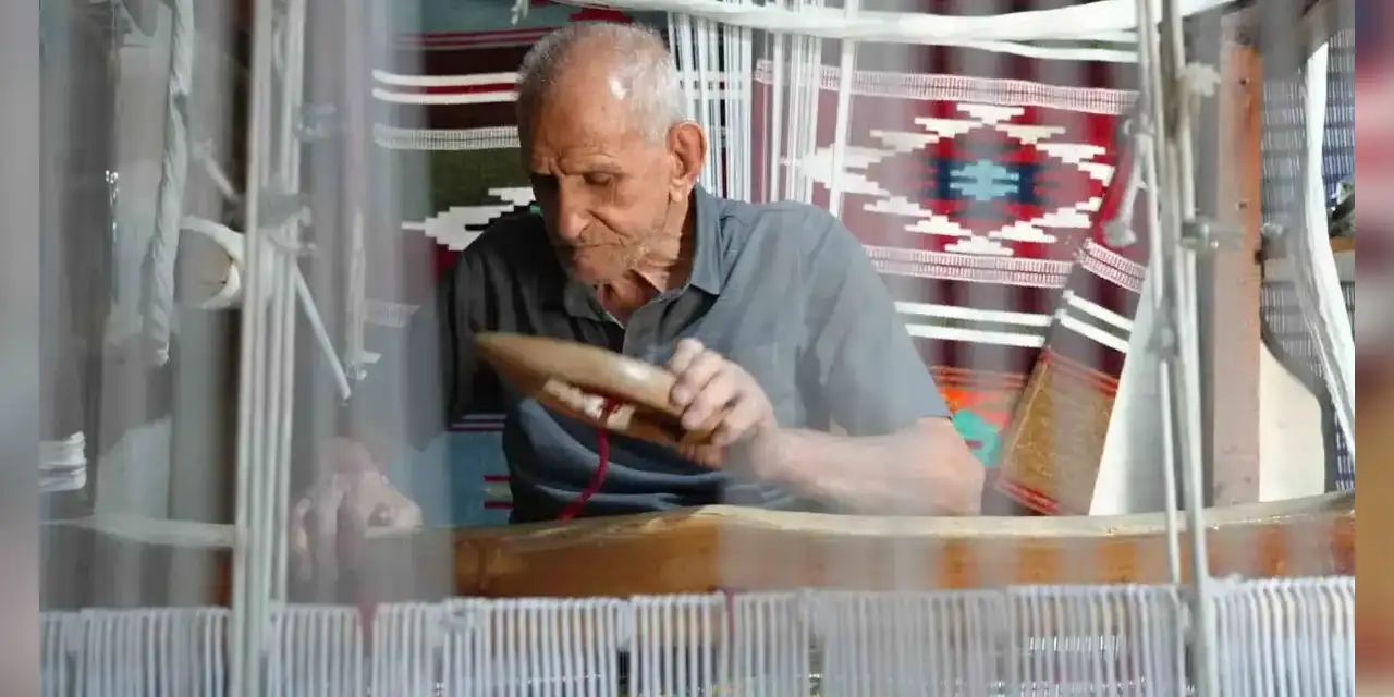 3 metrekarelik dükkanından dünyaya açılıyor