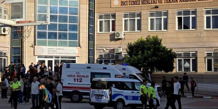 Manisa’da okul önünde silahlı saldırı: Yaralı öğrenciler var