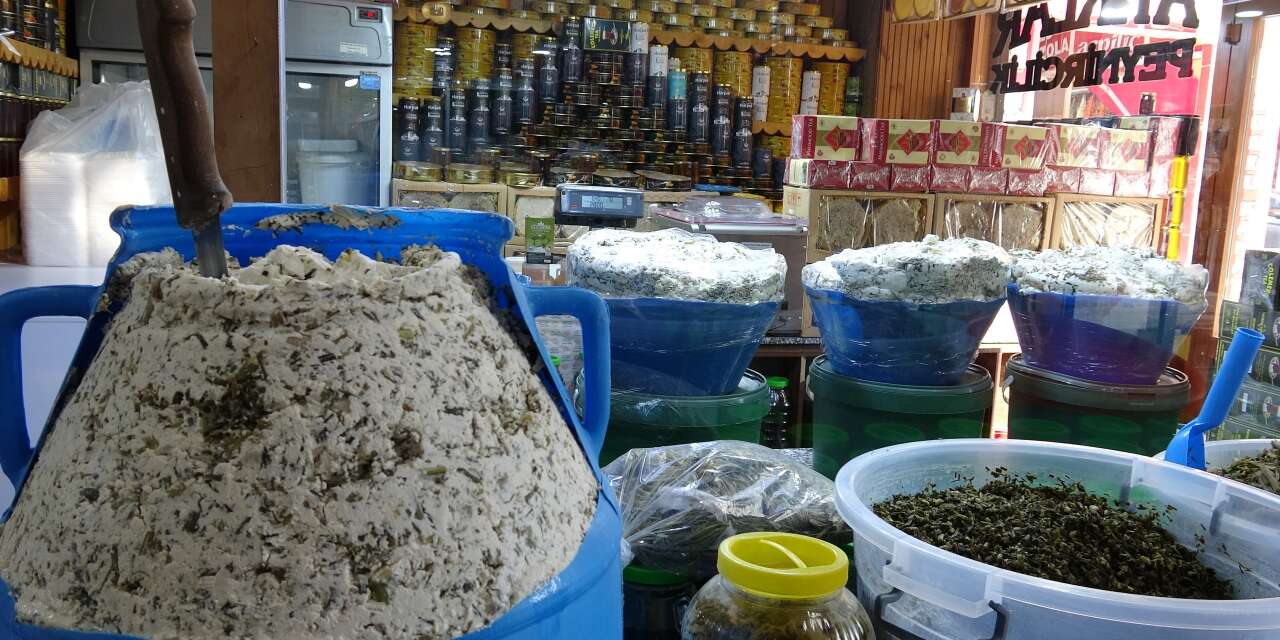 Van'ın meşhur otlu küp peyniri tezgâhlarda