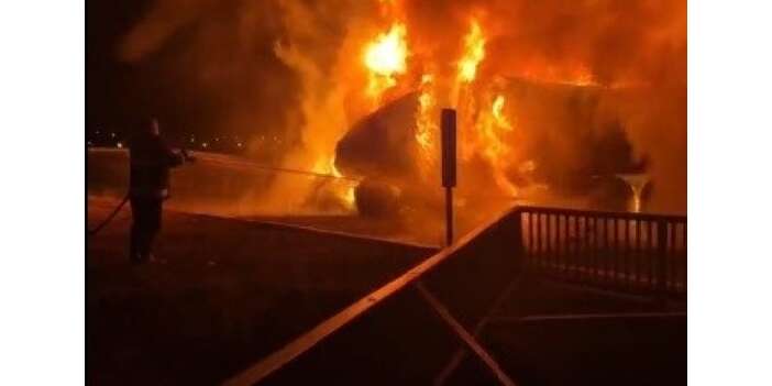 Seyir halindeki tır alev alev yandı