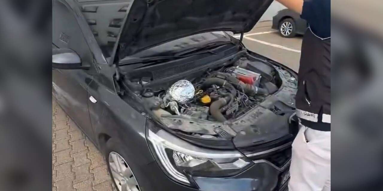 Otomobilin motorundan esrar çıktı