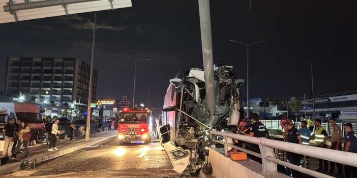 Yolcu otobüsü direğe çarptı: 11 yaralı