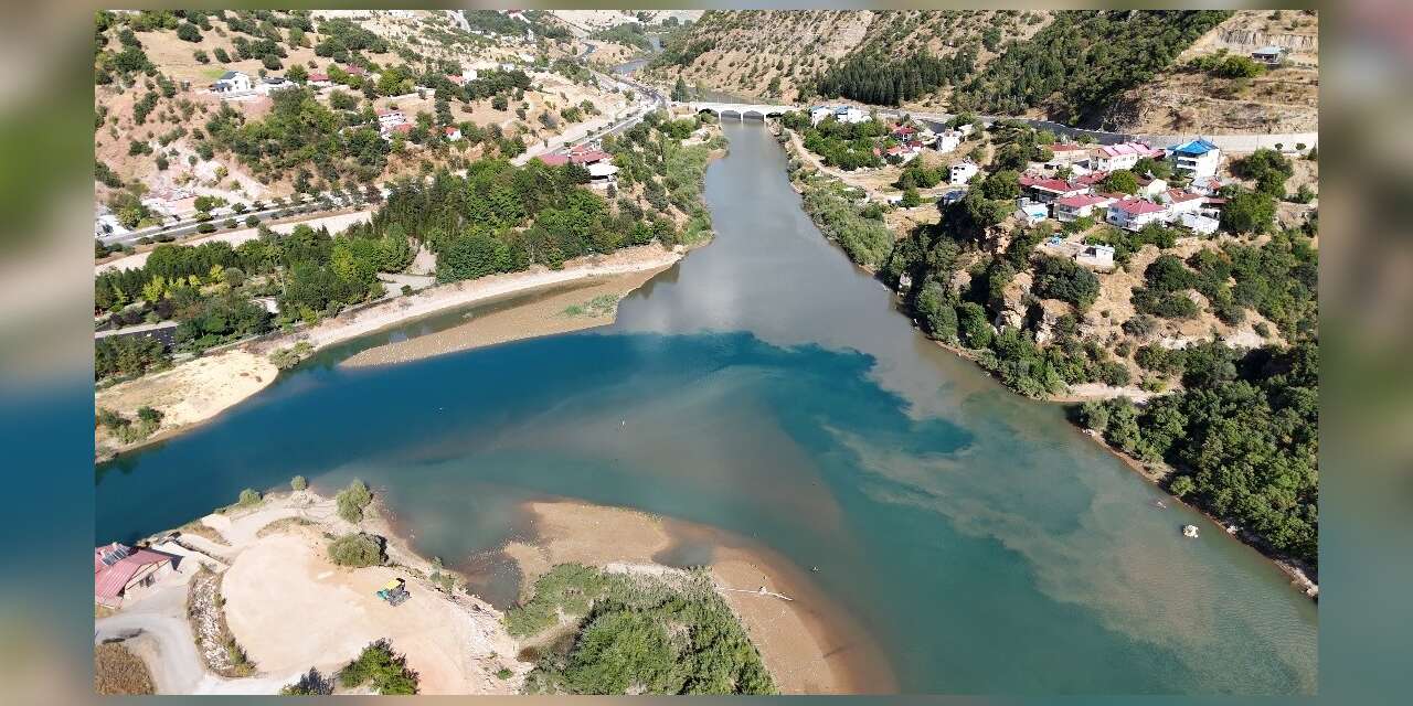 Tunceli’de dikkat çeken görüntü: İki nehir birleşti