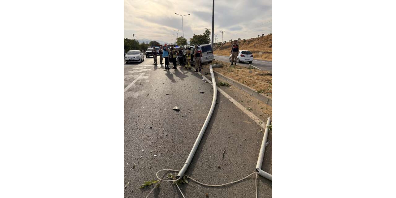 Otomobil  aydınlatma direğine çarptı