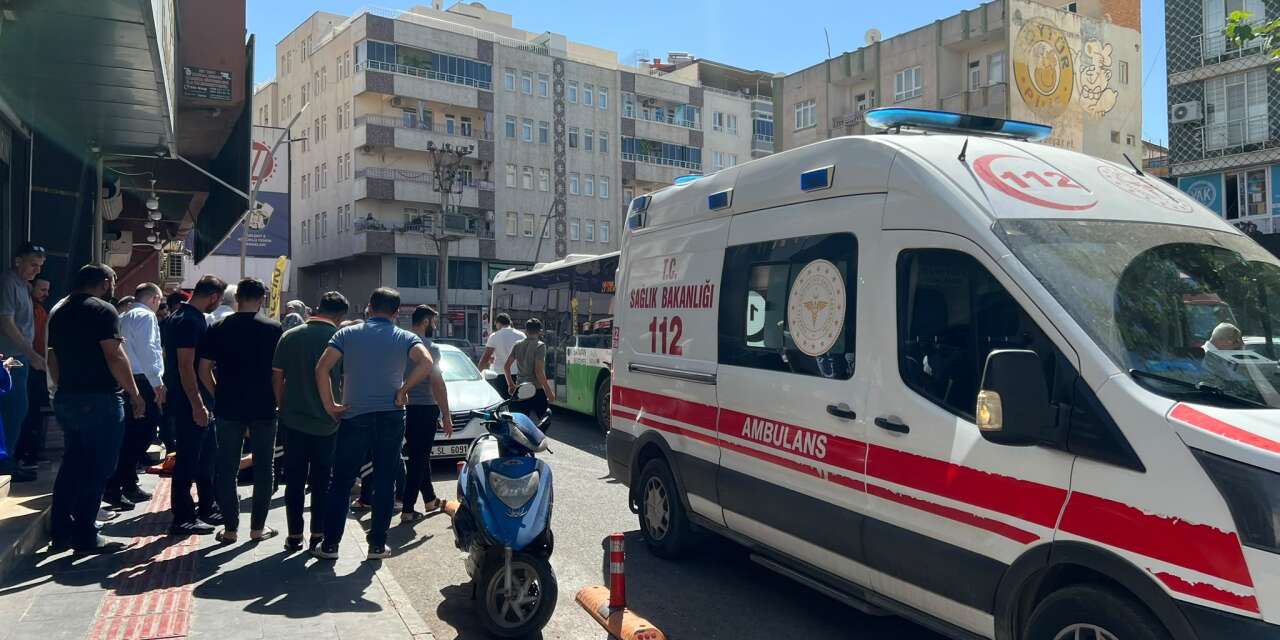 Belediye otobüsü ile motosiklet çarpıştı