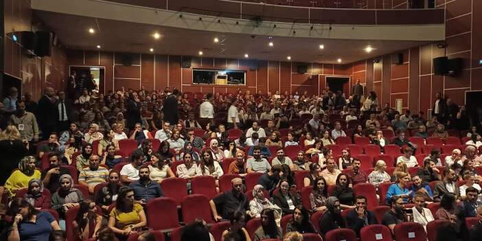 Diyarbakır’da tiyatro perdesi açıldı