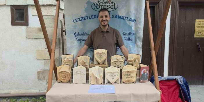 Hurda kitaplar sanat eserine dönüşüyor