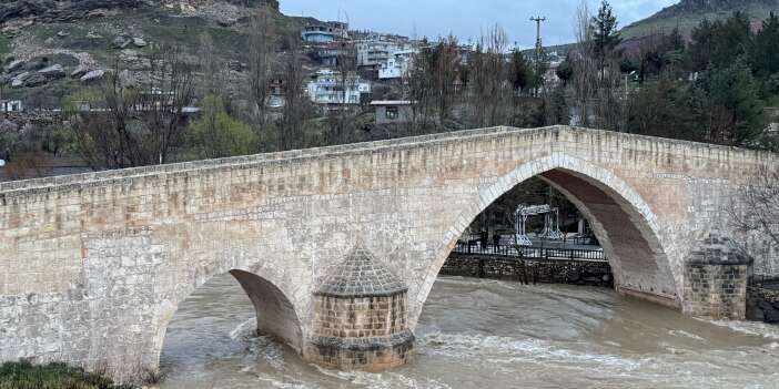 Diyarbakır’da tarihi köprü çevresinde tepki çeken görüntü!