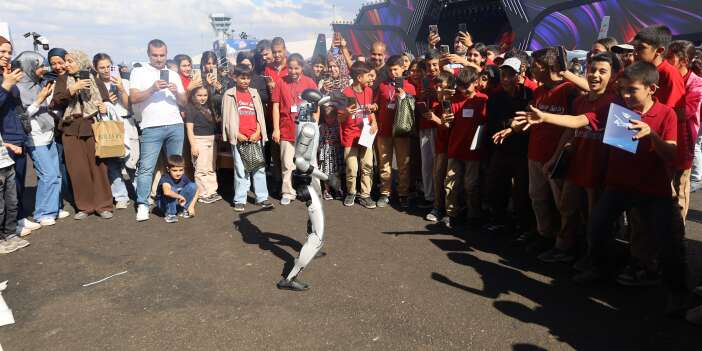 İnsansı robotla halay çekip türkü söylediler