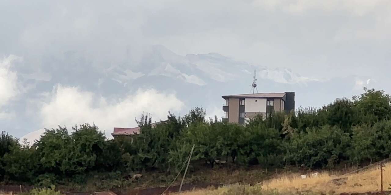 Yüksekova'ya mevsimin ilk karı düştü