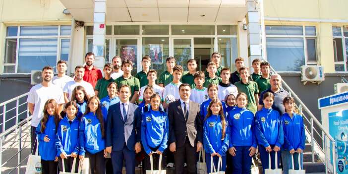 Çınar’da genç sporculara malzeme desteği