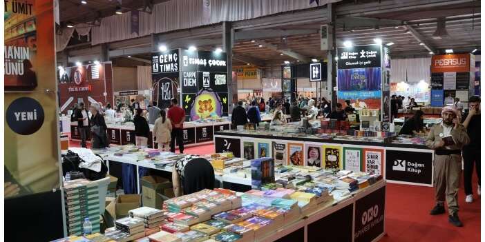 Diyarbakır Kitap Fuarı’nda final: İmza masaları son güne damga vurdu