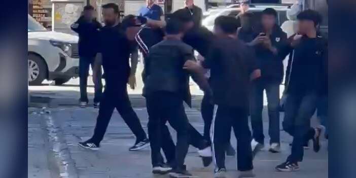 Ayakkabı mağazasında dehşet: 7 kişinin saldırdığı kişi yaralandı