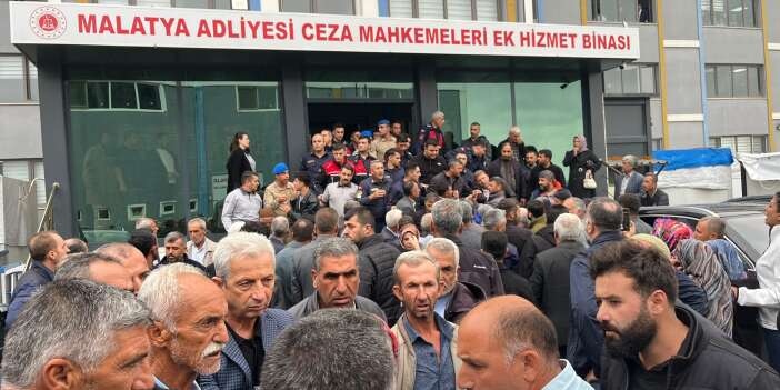 Kadın cinayeti davasında gerilim: Duruşma ertelendi, Adliye önü karıştı