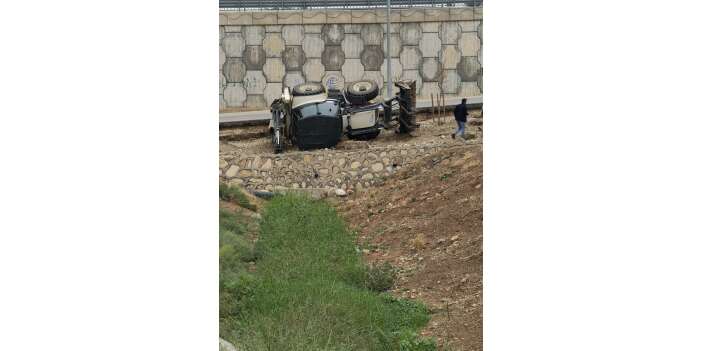 Kontrolden çıkan iş makinesi devrildi: 1 yaralı