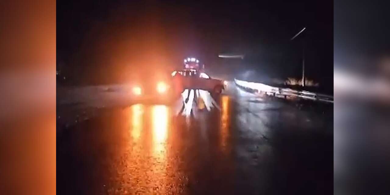 Yağış nedeniyle iki araç yoldan çıktı