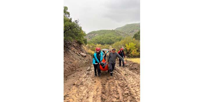 Yolu kapanan köydeki engelli vatandaşa ulaşıldı