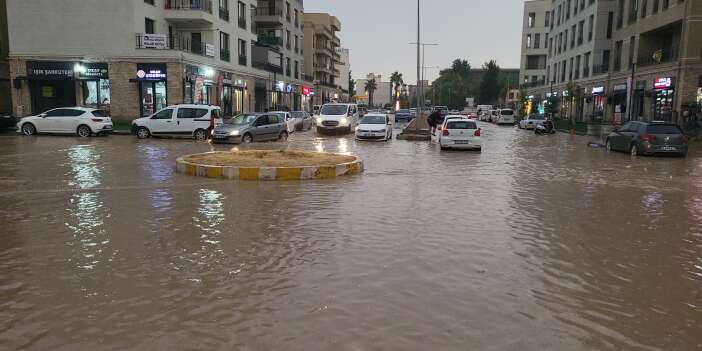 Yollar çöktü, araçlar hasar aldı