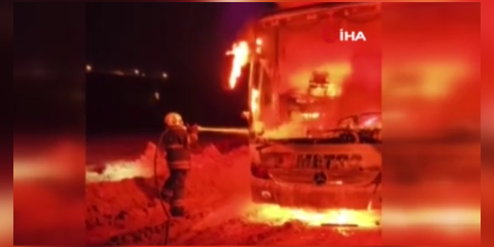 Seyir halindeki yolcu otobüsü alevlere teslim oldu