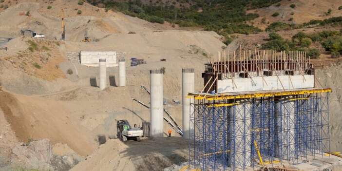 Heyelan sonrası bölgede köprü yapılıyor