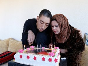 Dünyanın en uzun adamı evlilik yıl dönümünü kutladı