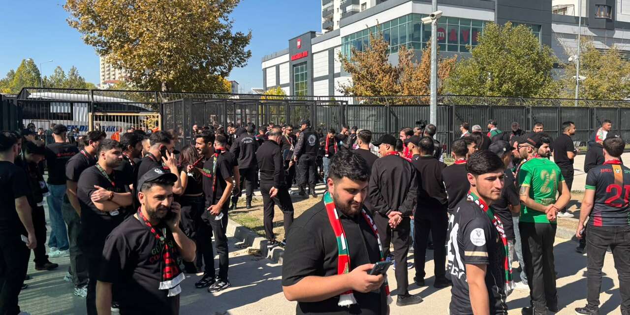 Amedspor taraftarlarından “10 Ekim” için siyah forma
