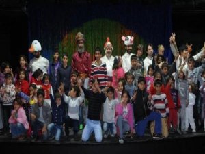 Kobanili çocuklar tiyatro ile buluştu