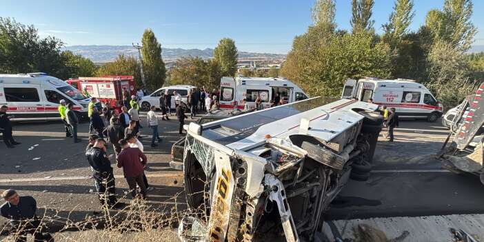 Bingöl-Diyarbakır yolunda feci kaza:12 yaralı