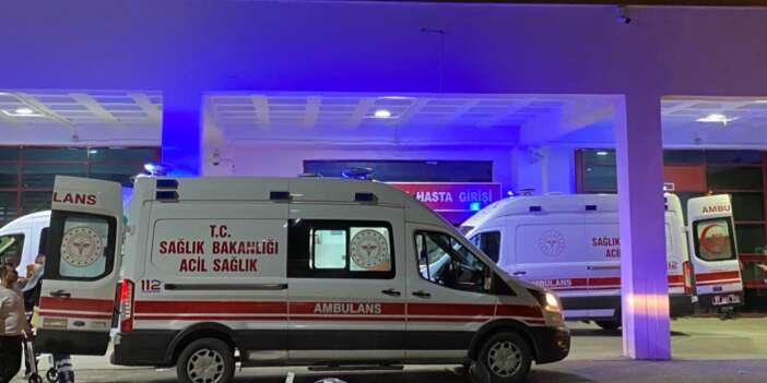 Seyir halindeki minibüs yan yattı: 6 Yaralı