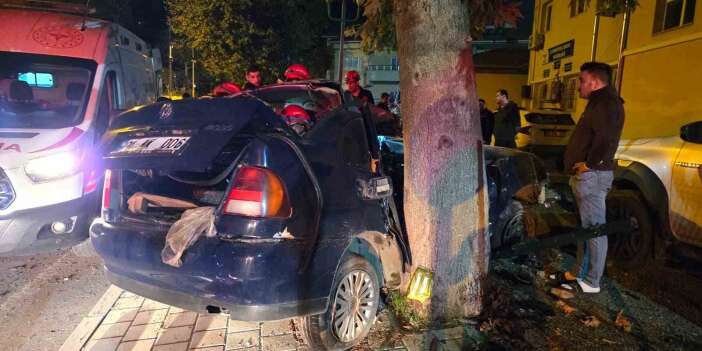 Otomobil ağaca çarptı: 1 çocuk hayatını kaybetti