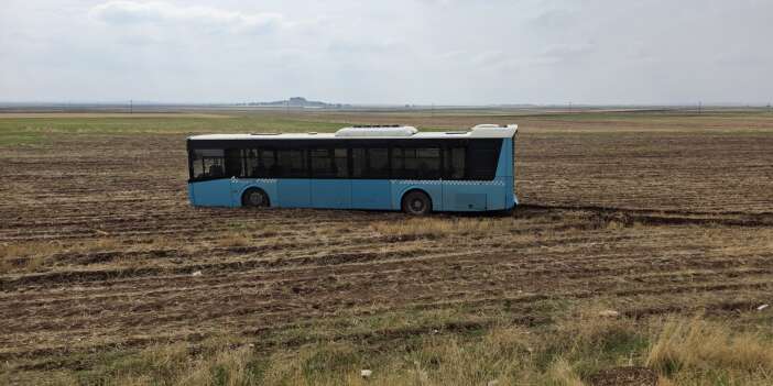 Yolcu otobüsü tarlaya daldı! Diyarbakır’da korkutan olay