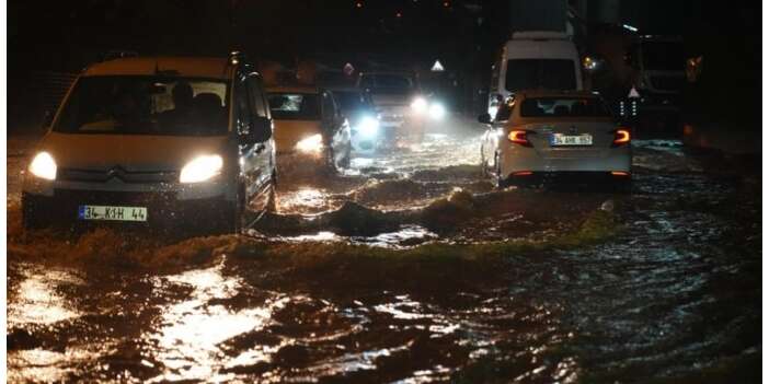 İstanbul’da sel kâbusu! Araçlar sulara gömüldü, yurttaşlar mahsur kaldı