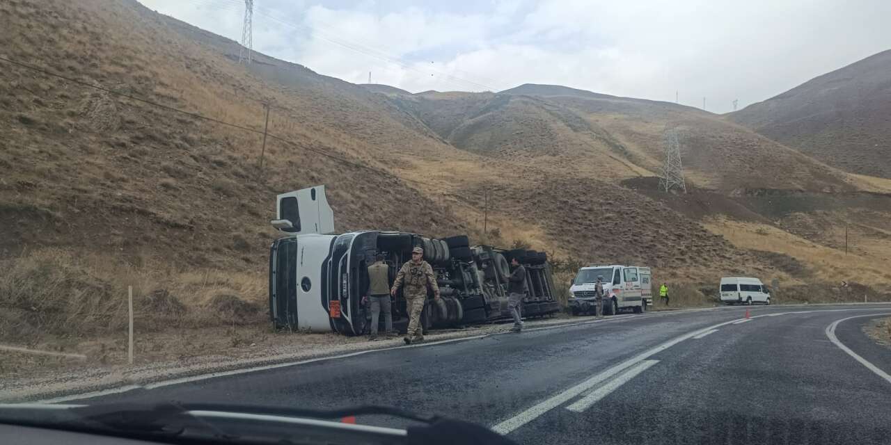 Virajı alamayan tanker devrildi