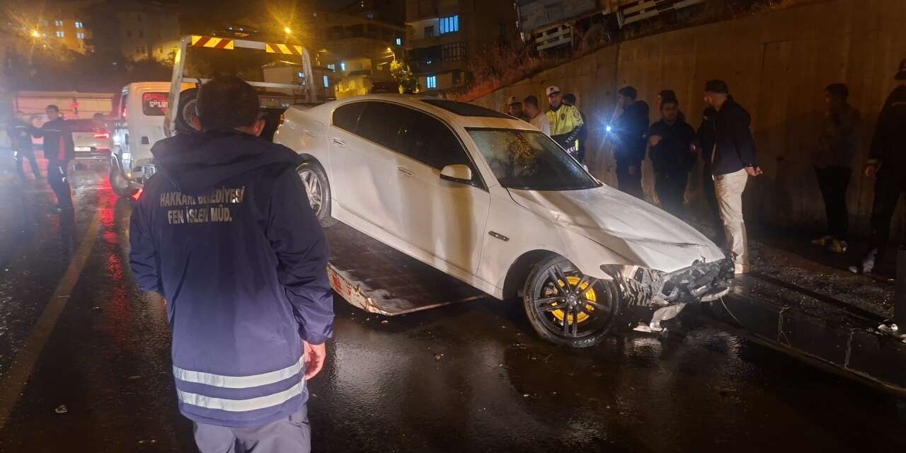 Otomobil tabelaya çarptı: 1 yaralı