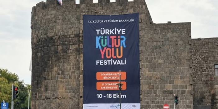 Diyarbakır Surları'nda pankart skandalı: Söküldü ama tepkiler dinmiyor!