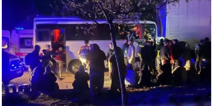 Bir anda TIR’a çarptı! Tarım işçilerini taşıyan midibüste korku dolu anlar