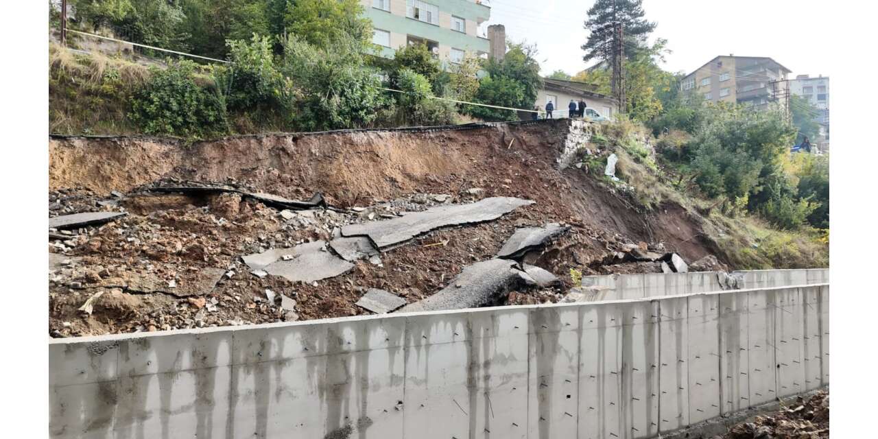 Bitlis’te yol yağışlara dayanamadı