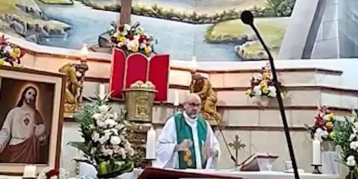 Ayin sırasında rahibin üzerine haç devrildi