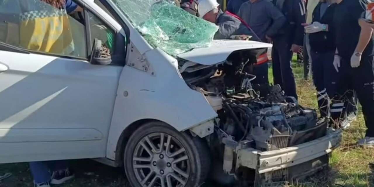 Hafif ticari araç ile minibüs çarpıştı: 4 yaralı