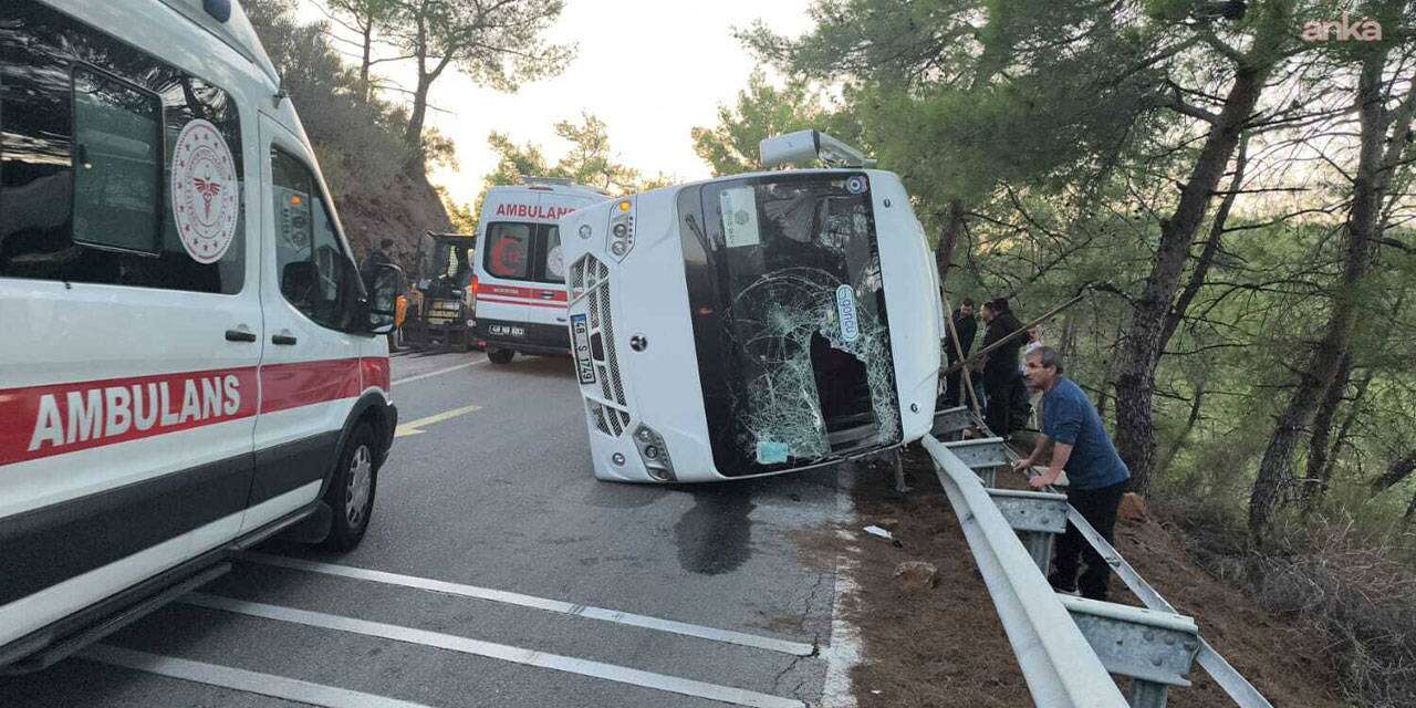Otel personelini taşıyan servis devrildi: 14 yaralı